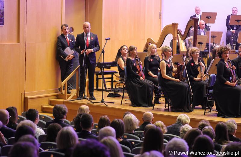 Marszałek Województwa Lubuskiego Marcin Jabłoński przemawia w Filharmonii Zielonogórskiej