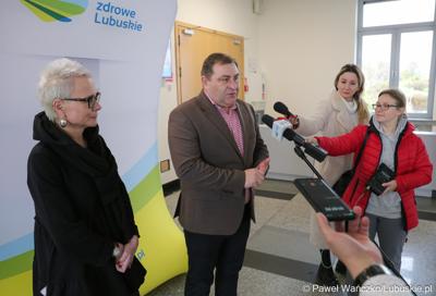 Członek Zarządu Województwa Lubuskiego Grzegorz Potęga oraz dyrektor Regionalnego Centrum Krwiodawstwa i Krwiolecznictwa w Zielonej Górze Monika Fabisz-Kołodzińska podczas briefingu prasowego w UMWL