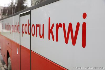 Krwiobus przed urzędem marszałkowskim w Zielonej Górze