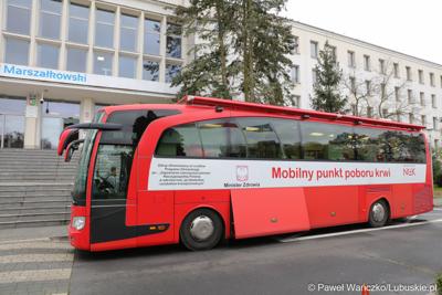 Krwiobus przed urzędem marszałkowskim w Zielonej Górze 