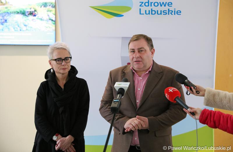 Członek Zarządu Województwa Lubuskiego Grzegorz Potęga oraz dyrektor Regionalnego Centrum Krwiodawstwa i Krwiolecznictwa w Zielonej Górze Monika Fabisz-Kołodzińska podczas briefingu prasowego w UMWL