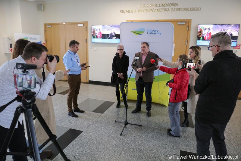 Członek Zarządu Województwa Lubuskiego Grzegorz Potęga oraz dyrektor Regionalnego Centrum Krwiodawstwa i Krwiolecznictwa w Zielonej Górze Monika Fabisz-Kołodzińska podczas briefingu prasowego w UMWL