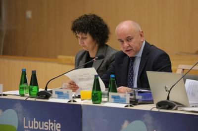 16 listopada 2023 r. w Sali Kolumnowej Sejmiku Województwa Lubuskiego – w siedzibie Urzędu Marszałkowskiego Województwa Lubuskiego w Zielonej Górze – odbyło się IV posiedzenie Komitetu Monitorującego Program Fundusze Europejskie dla Lubuskiego 2021-2027