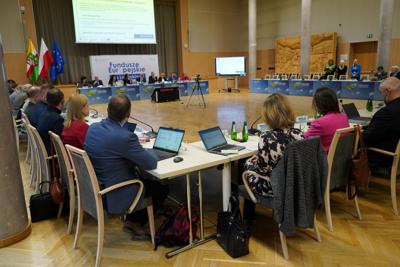 16 listopada 2023 r. w Sali Kolumnowej Sejmiku Województwa Lubuskiego – w siedzibie Urzędu Marszałkowskiego Województwa Lubuskiego w Zielonej Górze – odbyło się IV posiedzenie Komitetu Monitorującego Program Fundusze Europejskie dla Lubuskiego 2021-2027