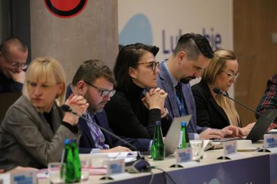 16 listopada 2023 r. w Sali Kolumnowej Sejmiku Województwa Lubuskiego – w siedzibie Urzędu Marszałkowskiego Województwa Lubuskiego w Zielonej Górze – odbyło się IV posiedzenie Komitetu Monitorującego Program Fundusze Europejskie dla Lubuskiego 2021-2027