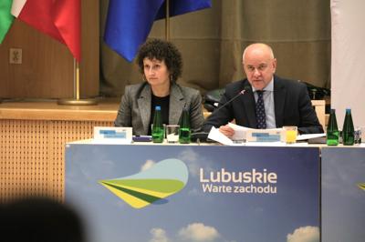 16 listopada 2023 r. w Sali Kolumnowej Sejmiku Województwa Lubuskiego – w siedzibie Urzędu Marszałkowskiego Województwa Lubuskiego w Zielonej Górze – odbyło się IV posiedzenie Komitetu Monitorującego Program Fundusze Europejskie dla Lubuskiego 2021-2027