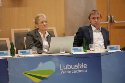 16 listopada 2023 r. w Sali Kolumnowej Sejmiku Województwa Lubuskiego – w siedzibie Urzędu Marszałkowskiego Województwa Lubuskiego w Zielonej Górze – odbyło się IV posiedzenie Komitetu Monitorującego Program Fundusze Europejskie dla Lubuskiego 2021-2027