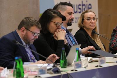 16 listopada 2023 r. w Sali Kolumnowej Sejmiku Województwa Lubuskiego – w siedzibie Urzędu Marszałkowskiego Województwa Lubuskiego w Zielonej Górze – odbyło się IV posiedzenie Komitetu Monitorującego Program Fundusze Europejskie dla Lubuskiego 2021-2027