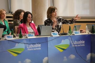 16 listopada 2023 r. w Sali Kolumnowej Sejmiku Województwa Lubuskiego – w siedzibie Urzędu Marszałkowskiego Województwa Lubuskiego w Zielonej Górze – odbyło się IV posiedzenie Komitetu Monitorującego Program Fundusze Europejskie dla Lubuskiego 2021-2027