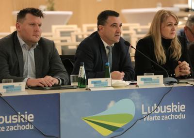 16 listopada 2023 r. w Sali Kolumnowej Sejmiku Województwa Lubuskiego – w siedzibie Urzędu Marszałkowskiego Województwa Lubuskiego w Zielonej Górze – odbyło się IV posiedzenie Komitetu Monitorującego Program Fundusze Europejskie dla Lubuskiego 2021-2027