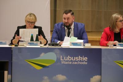 16 listopada 2023 r. w Sali Kolumnowej Sejmiku Województwa Lubuskiego – w siedzibie Urzędu Marszałkowskiego Województwa Lubuskiego w Zielonej Górze – odbyło się IV posiedzenie Komitetu Monitorującego Program Fundusze Europejskie dla Lubuskiego 2021-2027