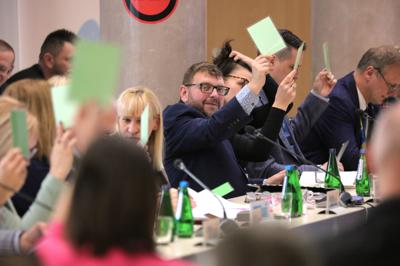 16 listopada 2023 r. w Sali Kolumnowej Sejmiku Województwa Lubuskiego – w siedzibie Urzędu Marszałkowskiego Województwa Lubuskiego w Zielonej Górze – odbyło się IV posiedzenie Komitetu Monitorującego Program Fundusze Europejskie dla Lubuskiego 2021-2027