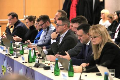 16 listopada 2023 r. w Sali Kolumnowej Sejmiku Województwa Lubuskiego – w siedzibie Urzędu Marszałkowskiego Województwa Lubuskiego w Zielonej Górze – odbyło się IV posiedzenie Komitetu Monitorującego Program Fundusze Europejskie dla Lubuskiego 2021-2027