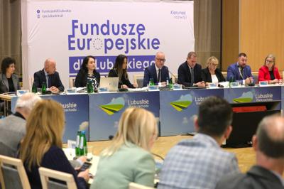 16 listopada 2023 r. w Sali Kolumnowej Sejmiku Województwa Lubuskiego – w siedzibie Urzędu Marszałkowskiego Województwa Lubuskiego w Zielonej Górze – odbyło się IV posiedzenie Komitetu Monitorującego Program Fundusze Europejskie dla Lubuskiego 2021-2027