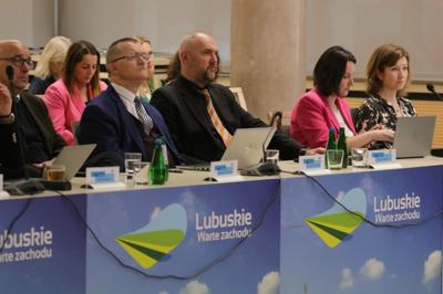 16 listopada 2023 r. w Sali Kolumnowej Sejmiku Województwa Lubuskiego – w siedzibie Urzędu Marszałkowskiego Województwa Lubuskiego w Zielonej Górze – odbyło się IV posiedzenie Komitetu Monitorującego Program Fundusze Europejskie dla Lubuskiego 2021-2027