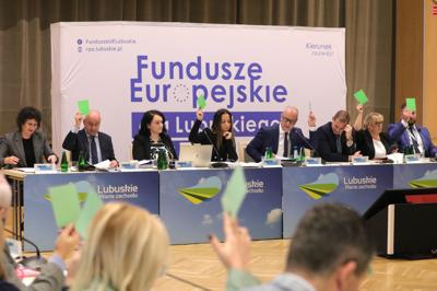 16 listopada 2023 r. w Sali Kolumnowej Sejmiku Województwa Lubuskiego – w siedzibie Urzędu Marszałkowskiego Województwa Lubuskiego w Zielonej Górze – odbyło się IV posiedzenie Komitetu Monitorującego Program Fundusze Europejskie dla Lubuskiego 2021-2027