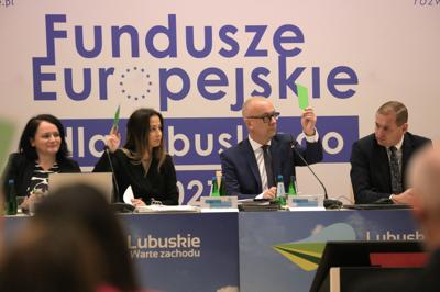 16 listopada 2023 r. w Sali Kolumnowej Sejmiku Województwa Lubuskiego – w siedzibie Urzędu Marszałkowskiego Województwa Lubuskiego w Zielonej Górze – odbyło się IV posiedzenie Komitetu Monitorującego Program Fundusze Europejskie dla Lubuskiego 2021-2027