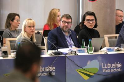 16 listopada 2023 r. w Sali Kolumnowej Sejmiku Województwa Lubuskiego – w siedzibie Urzędu Marszałkowskiego Województwa Lubuskiego w Zielonej Górze – odbyło się IV posiedzenie Komitetu Monitorującego Program Fundusze Europejskie dla Lubuskiego 2021-2027