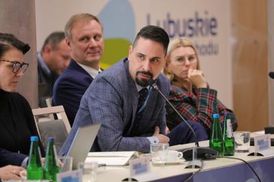 16 listopada 2023 r. w Sali Kolumnowej Sejmiku Województwa Lubuskiego – w siedzibie Urzędu Marszałkowskiego Województwa Lubuskiego w Zielonej Górze – odbyło się IV posiedzenie Komitetu Monitorującego Program Fundusze Europejskie dla Lubuskiego 2021-2027