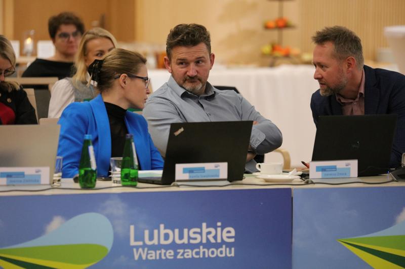 16 listopada 2023 r. w Sali Kolumnowej Sejmiku Województwa Lubuskiego – w siedzibie Urzędu Marszałkowskiego Województwa Lubuskiego w Zielonej Górze – odbyło się IV posiedzenie Komitetu Monitorującego Program Fundusze Europejskie dla Lubuskiego 2021-2027