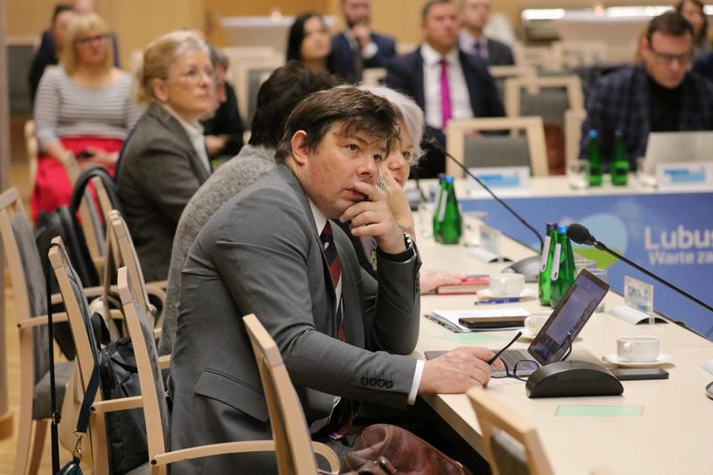 16 listopada 2023 r. w Sali Kolumnowej Sejmiku Województwa Lubuskiego – w siedzibie Urzędu Marszałkowskiego Województwa Lubuskiego w Zielonej Górze – odbyło się IV posiedzenie Komitetu Monitorującego Program Fundusze Europejskie dla Lubuskiego 2021-2027