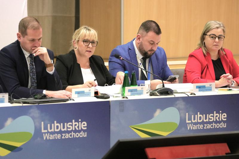 16 listopada 2023 r. w Sali Kolumnowej Sejmiku Województwa Lubuskiego – w siedzibie Urzędu Marszałkowskiego Województwa Lubuskiego w Zielonej Górze – odbyło się IV posiedzenie Komitetu Monitorującego Program Fundusze Europejskie dla Lubuskiego 2021-2027