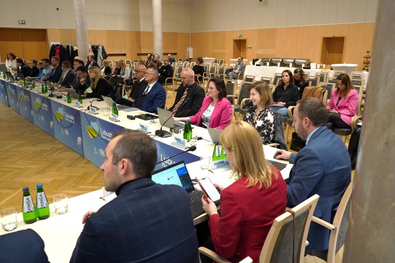 16 listopada 2023 r. w Sali Kolumnowej Sejmiku Województwa Lubuskiego – w siedzibie Urzędu Marszałkowskiego Województwa Lubuskiego w Zielonej Górze – odbyło się IV posiedzenie Komitetu Monitorującego Program Fundusze Europejskie dla Lubuskiego 2021-2027
