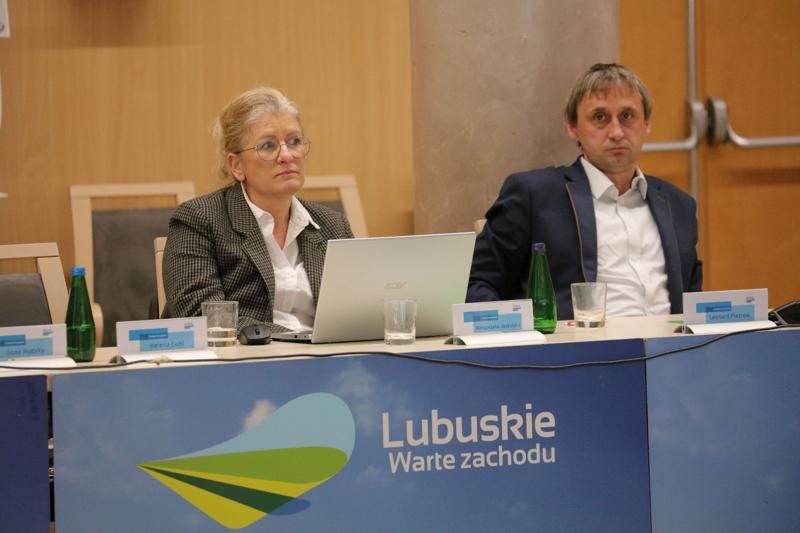 16 listopada 2023 r. w Sali Kolumnowej Sejmiku Województwa Lubuskiego – w siedzibie Urzędu Marszałkowskiego Województwa Lubuskiego w Zielonej Górze – odbyło się IV posiedzenie Komitetu Monitorującego Program Fundusze Europejskie dla Lubuskiego 2021-2027
