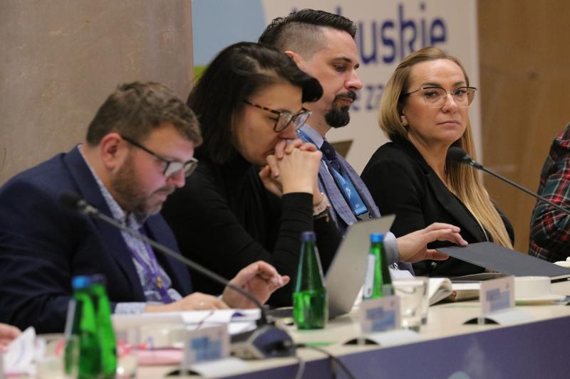 16 listopada 2023 r. w Sali Kolumnowej Sejmiku Województwa Lubuskiego – w siedzibie Urzędu Marszałkowskiego Województwa Lubuskiego w Zielonej Górze – odbyło się IV posiedzenie Komitetu Monitorującego Program Fundusze Europejskie dla Lubuskiego 2021-2027