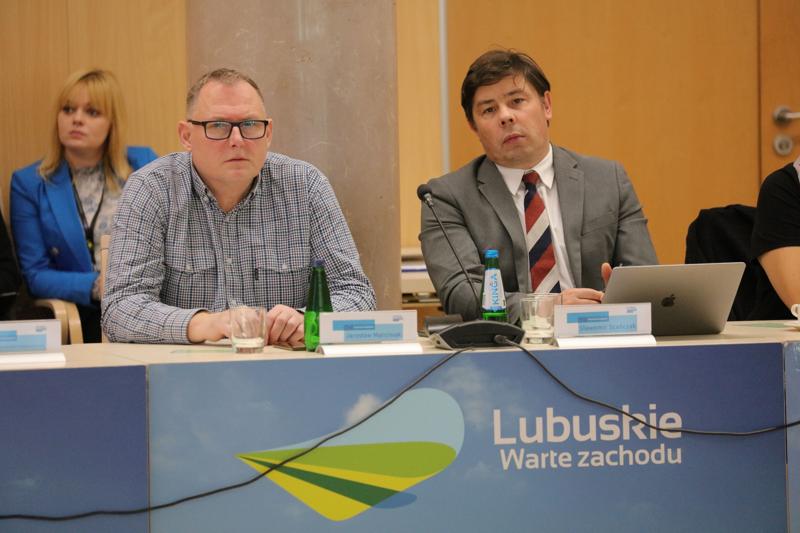 16 listopada 2023 r. w Sali Kolumnowej Sejmiku Województwa Lubuskiego – w siedzibie Urzędu Marszałkowskiego Województwa Lubuskiego w Zielonej Górze – odbyło się IV posiedzenie Komitetu Monitorującego Program Fundusze Europejskie dla Lubuskiego 2021-2027