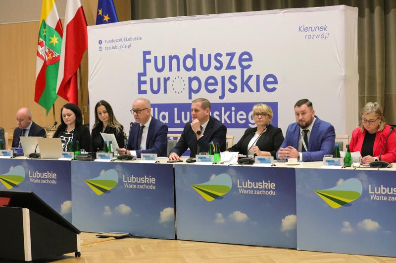 16 listopada 2023 r. w Sali Kolumnowej Sejmiku Województwa Lubuskiego – w siedzibie Urzędu Marszałkowskiego Województwa Lubuskiego w Zielonej Górze – odbyło się IV posiedzenie Komitetu Monitorującego Program Fundusze Europejskie dla Lubuskiego 2021-2027
