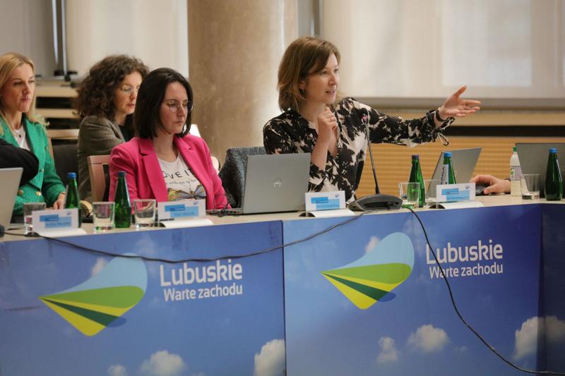 16 listopada 2023 r. w Sali Kolumnowej Sejmiku Województwa Lubuskiego – w siedzibie Urzędu Marszałkowskiego Województwa Lubuskiego w Zielonej Górze – odbyło się IV posiedzenie Komitetu Monitorującego Program Fundusze Europejskie dla Lubuskiego 2021-2027