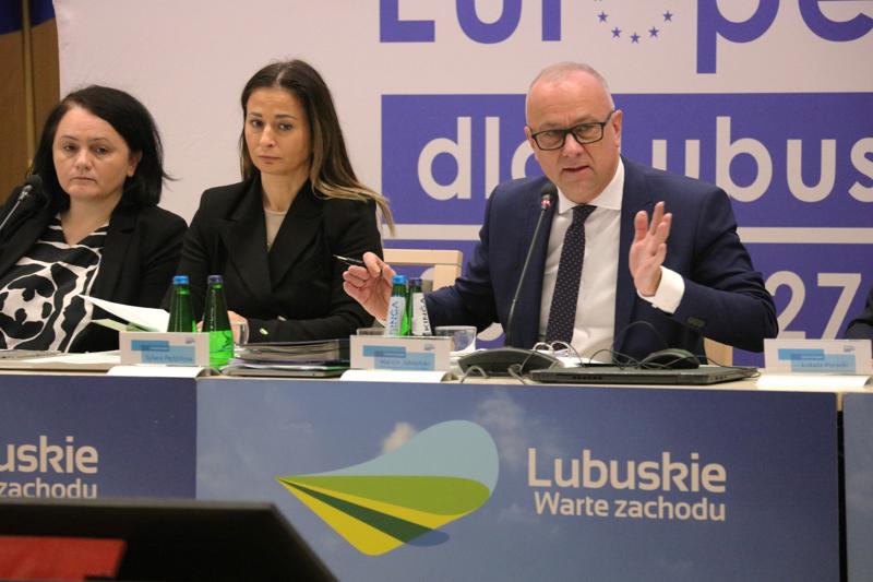 16 listopada 2023 r. w Sali Kolumnowej Sejmiku Województwa Lubuskiego – w siedzibie Urzędu Marszałkowskiego Województwa Lubuskiego w Zielonej Górze – odbyło się IV posiedzenie Komitetu Monitorującego Program Fundusze Europejskie dla Lubuskiego 2021-2027