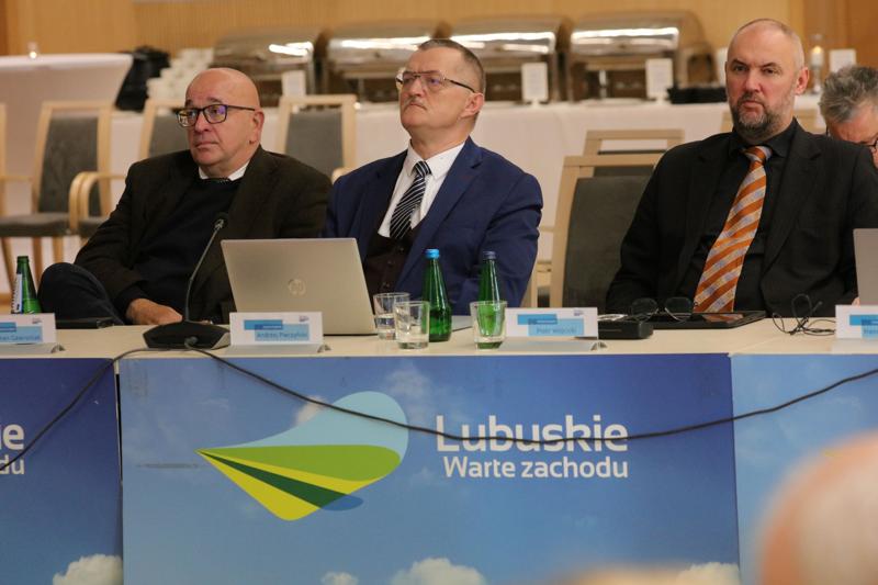 16 listopada 2023 r. w Sali Kolumnowej Sejmiku Województwa Lubuskiego – w siedzibie Urzędu Marszałkowskiego Województwa Lubuskiego w Zielonej Górze – odbyło się IV posiedzenie Komitetu Monitorującego Program Fundusze Europejskie dla Lubuskiego 2021-2027
