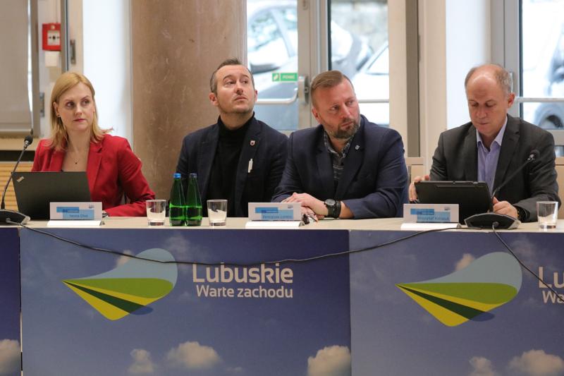 16 listopada 2023 r. w Sali Kolumnowej Sejmiku Województwa Lubuskiego – w siedzibie Urzędu Marszałkowskiego Województwa Lubuskiego w Zielonej Górze – odbyło się IV posiedzenie Komitetu Monitorującego Program Fundusze Europejskie dla Lubuskiego 2021-2027