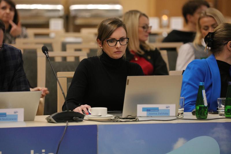 16 listopada 2023 r. w Sali Kolumnowej Sejmiku Województwa Lubuskiego – w siedzibie Urzędu Marszałkowskiego Województwa Lubuskiego w Zielonej Górze – odbyło się IV posiedzenie Komitetu Monitorującego Program Fundusze Europejskie dla Lubuskiego 2021-2027