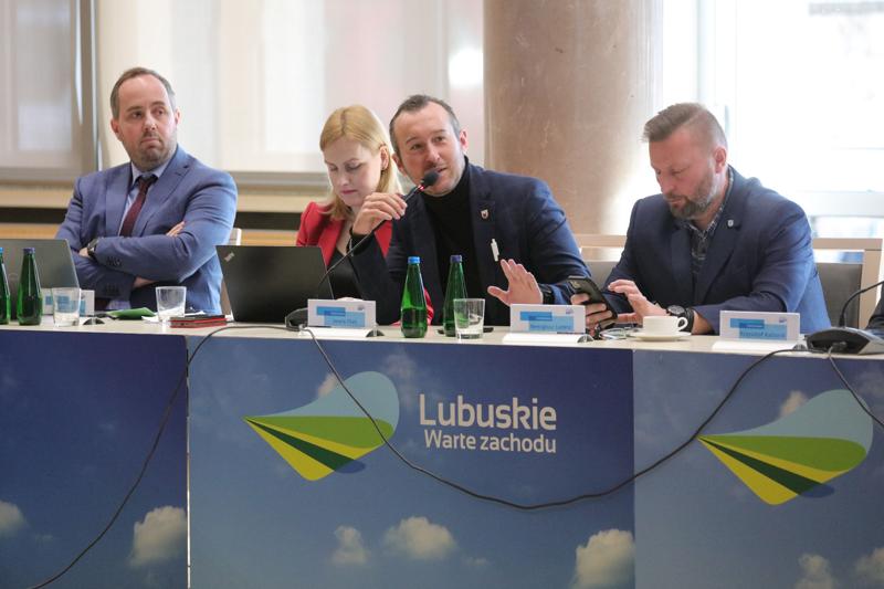 16 listopada 2023 r. w Sali Kolumnowej Sejmiku Województwa Lubuskiego – w siedzibie Urzędu Marszałkowskiego Województwa Lubuskiego w Zielonej Górze – odbyło się IV posiedzenie Komitetu Monitorującego Program Fundusze Europejskie dla Lubuskiego 2021-2027