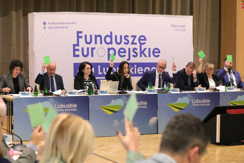 16 listopada 2023 r. w Sali Kolumnowej Sejmiku Województwa Lubuskiego – w siedzibie Urzędu Marszałkowskiego Województwa Lubuskiego w Zielonej Górze – odbyło się IV posiedzenie Komitetu Monitorującego Program Fundusze Europejskie dla Lubuskiego 2021-2027