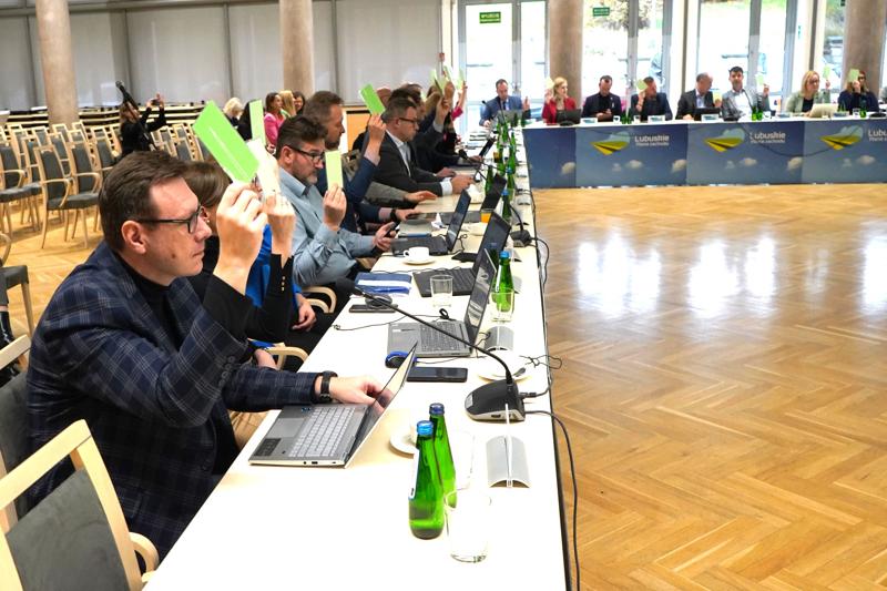 16 listopada 2023 r. w Sali Kolumnowej Sejmiku Województwa Lubuskiego – w siedzibie Urzędu Marszałkowskiego Województwa Lubuskiego w Zielonej Górze – odbyło się IV posiedzenie Komitetu Monitorującego Program Fundusze Europejskie dla Lubuskiego 2021-2027