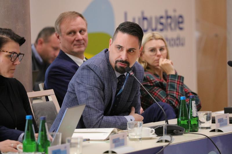 16 listopada 2023 r. w Sali Kolumnowej Sejmiku Województwa Lubuskiego – w siedzibie Urzędu Marszałkowskiego Województwa Lubuskiego w Zielonej Górze – odbyło się IV posiedzenie Komitetu Monitorującego Program Fundusze Europejskie dla Lubuskiego 2021-2027