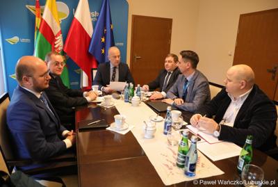 Marszałek Województwa Lubuskiego Marcin Jabłoński spotkał się z Prezesem Zarządu POLREGIO S.A. Adamem Pawlikiem. Tematem rozmów była m.in. kwestia realizacji bezpośrednich połączeń kolejowych pomiędzy Zieloną Górą i Wrocławiem.

