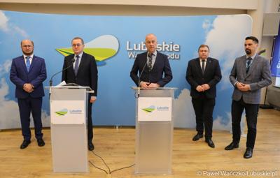 Marszałek Województwa Lubuskiego Marcin Jabłoński przemawia podczas briefingu prasowego w sali prasowej urzędu marszałkowskiego
