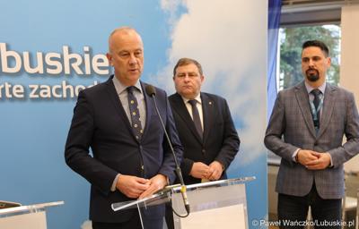 Marszałek Województwa Lubuskiego Marcin Jabłoński przemawia podczas briefingu prasowego w sali prasowej urzędu marszałkowskiego
