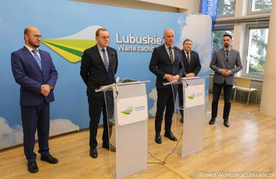 Uczestnicy briefingu prasowego w sali prasowej urzędu marszałkowskiego
