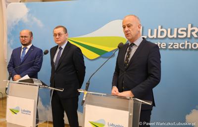 Marszałek Województwa Lubuskiego Marcin Jabłoński przemawia podczas briefingu prasowego w sali prasowej urzędu marszałkowskiego
