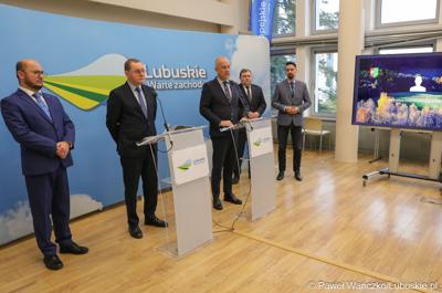 Marszałek Województwa Lubuskiego Marcin Jabłoński przemawia podczas briefingu prasowego w sali prasowej urzędu marszałkowskiego

