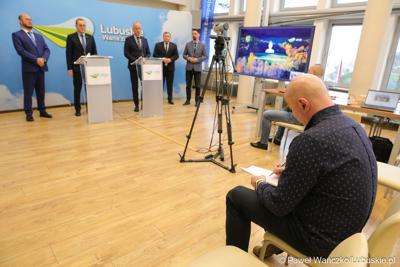 Uczestnicy briefingu prasowego w sali prasowej urzędu marszałkowskiego
