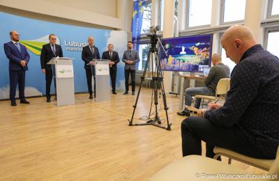 Uczestnicy briefingu prasowego w sali prasowej urzędu marszałkowskiego

