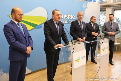 Prezes Zarządu POLREGIO S.A. Adam Pawlik przemawia podczas briefingu prasowego w sali prasowej urzędu marszałkowskiego
