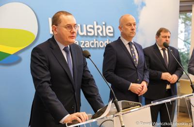 Prezes Zarządu POLREGIO S.A. Adam Pawlik przemawia podczas briefingu prasowego w sali prasowej urzędu marszałkowskiego
